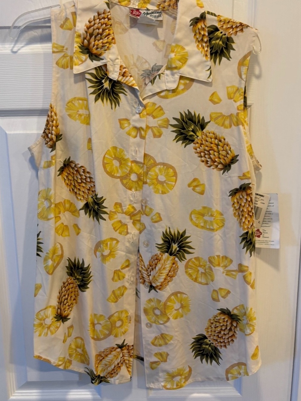 Hilo Hattie Sleeveless Pineapple Hawaiian Print Button-Front Top NWT